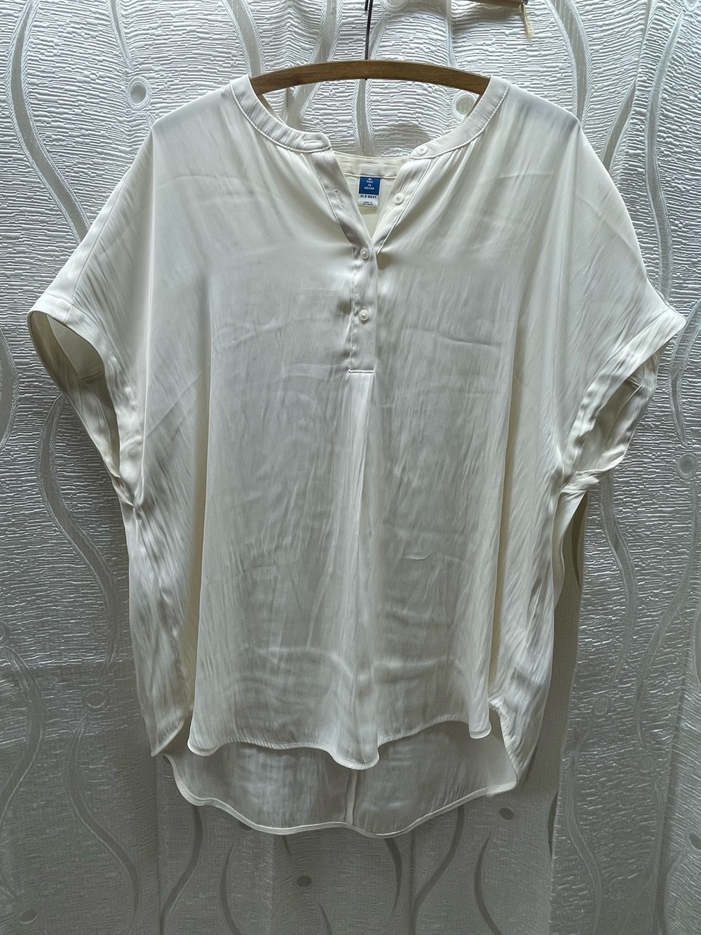 Old Navy Henley Blouse Women XL Tall Cream Excellent Satin High-Low Short Sleeve